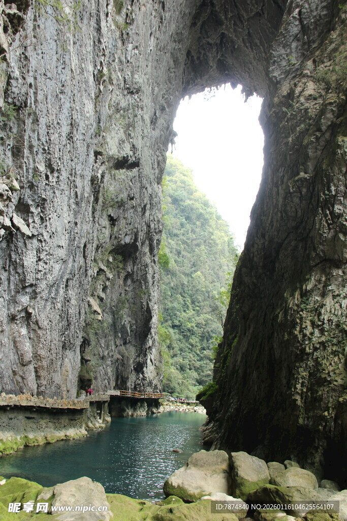 天然石拱下的幽美水域