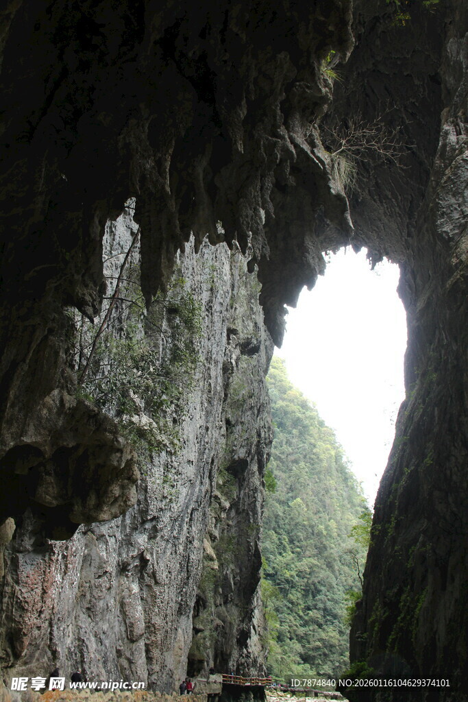 洞穴景观 天光映照奇景