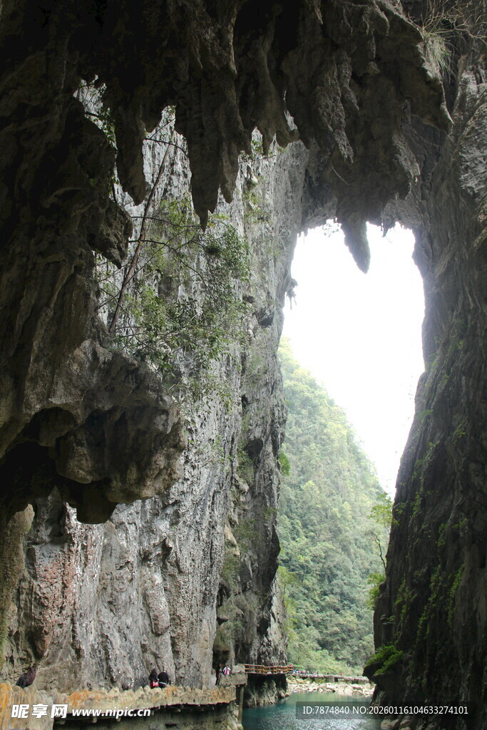 天然岩洞景观 洞口透微光