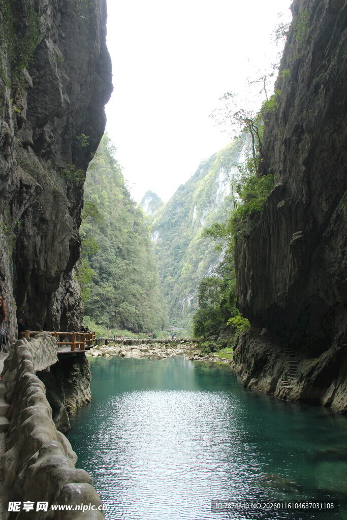 峡谷间的碧绿幽美河流