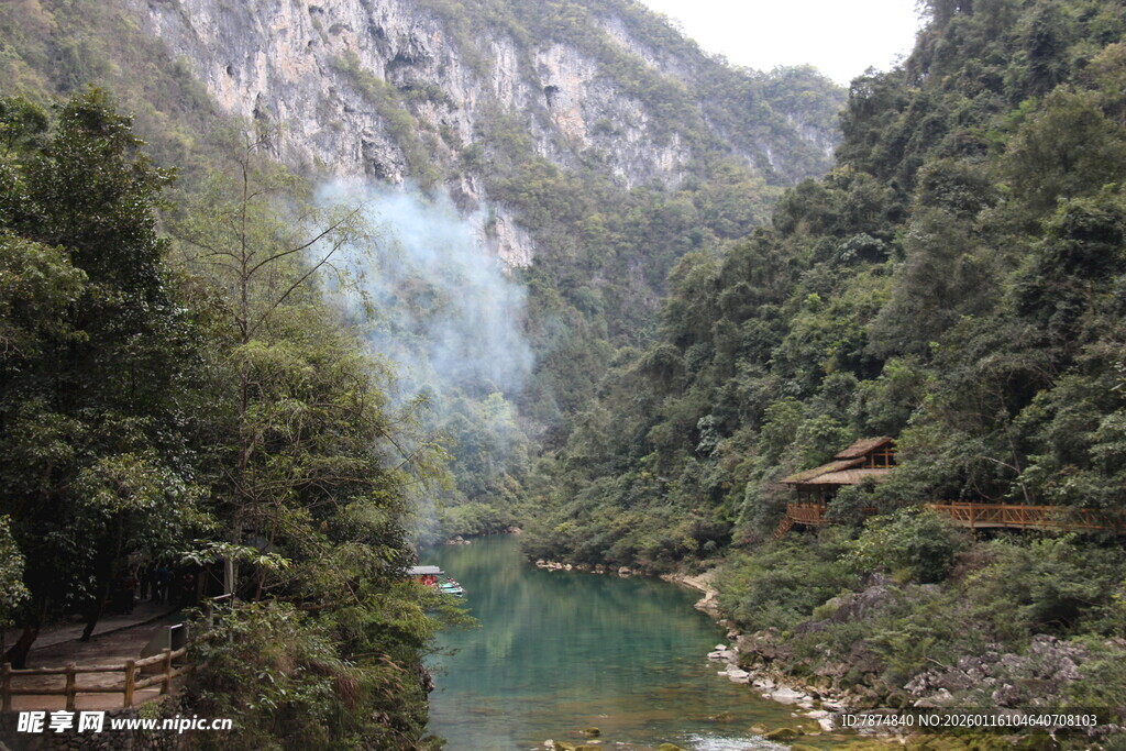 山间绿水旁的秀丽栈道