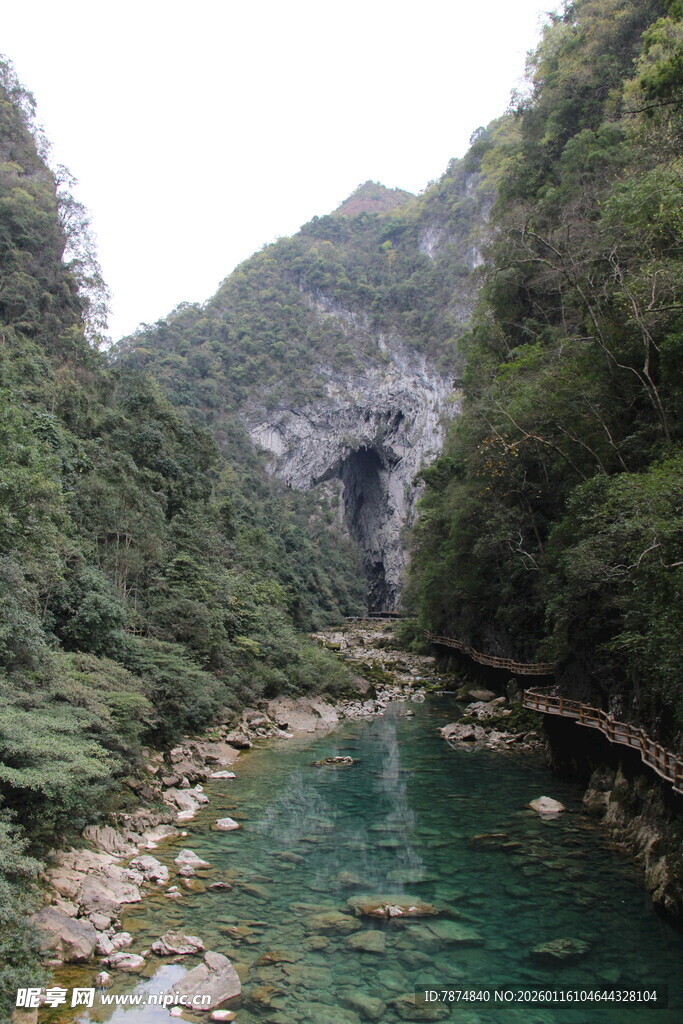 青山绿水间的清幽河谷