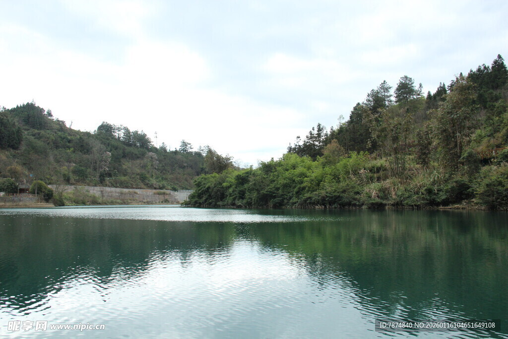 宁静湖畔青山倒影