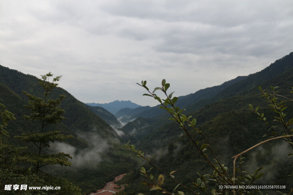 山间云雾缭绕的秀丽景致