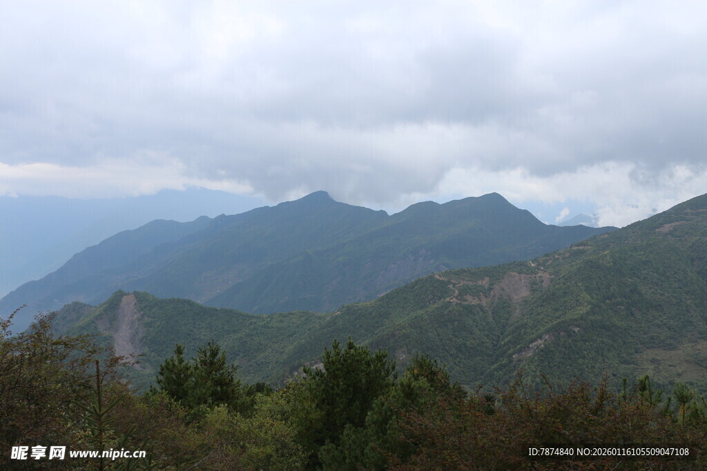 山峦云雾间的自然景致
