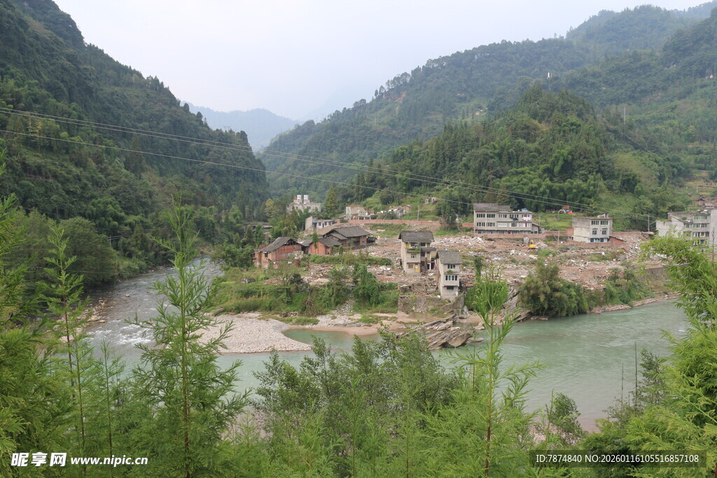 山间村落 绿水环绕美景