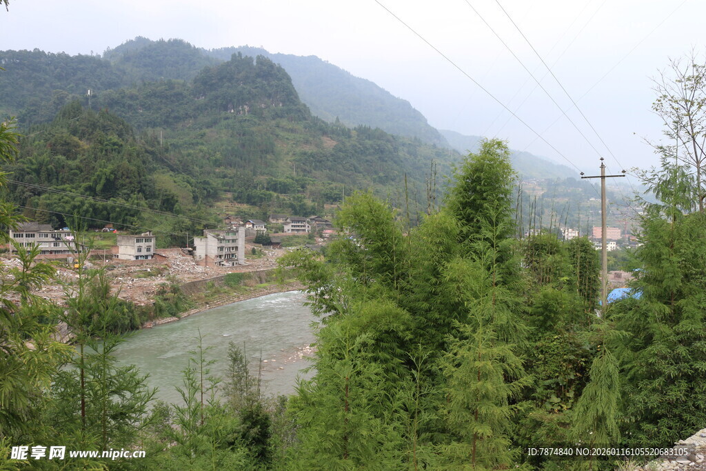 青山绿水间的宁静村落