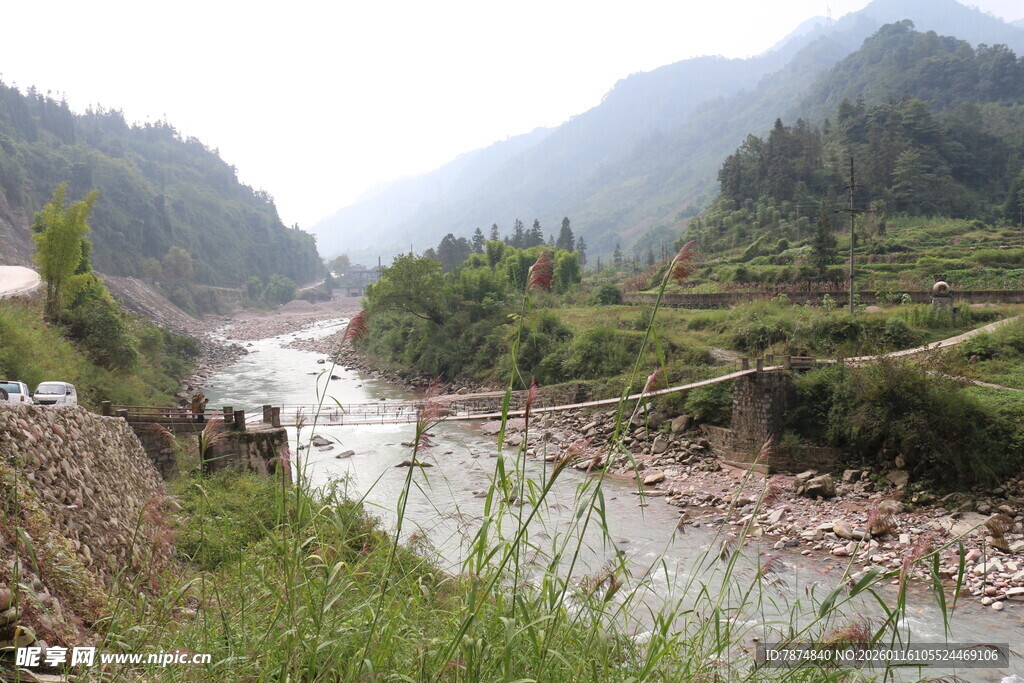 山间河流旁的自然景致