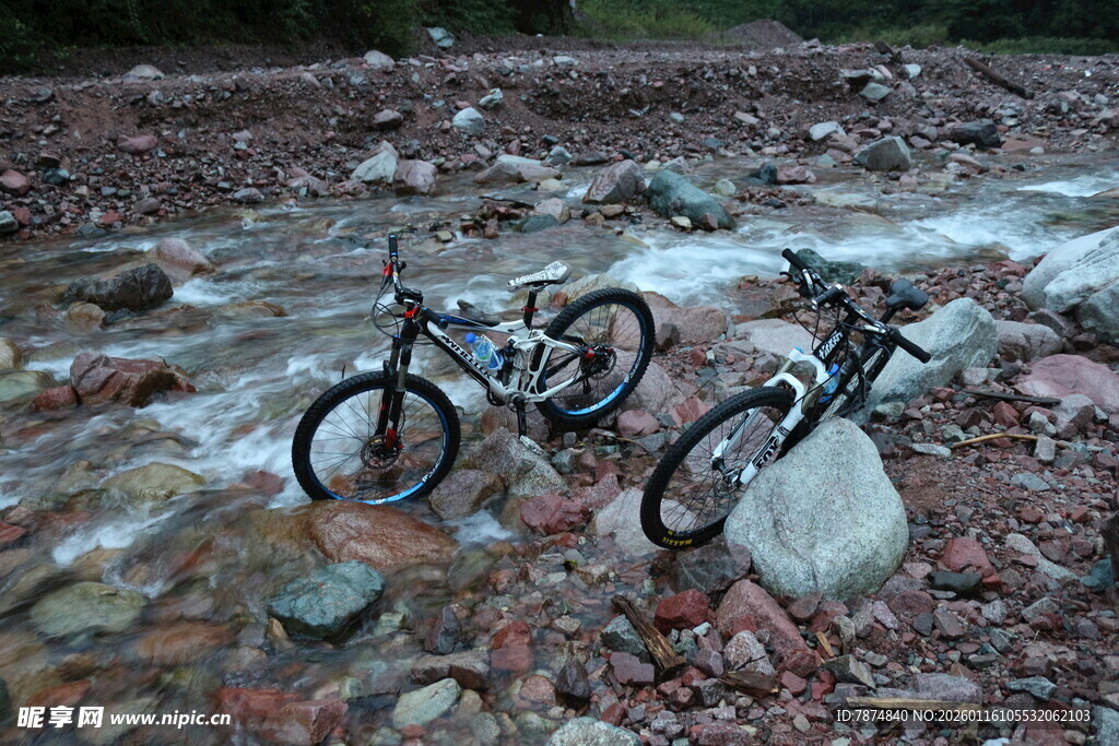 溪边停放的山地自行车