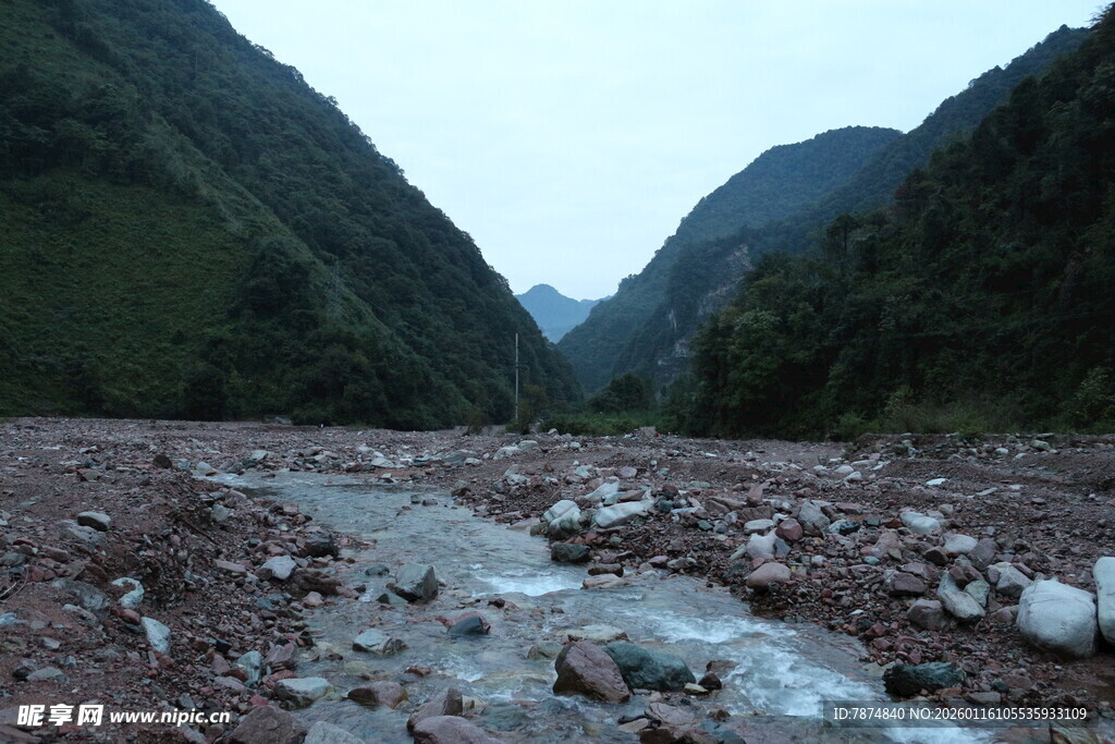 山间碎石溪流景观