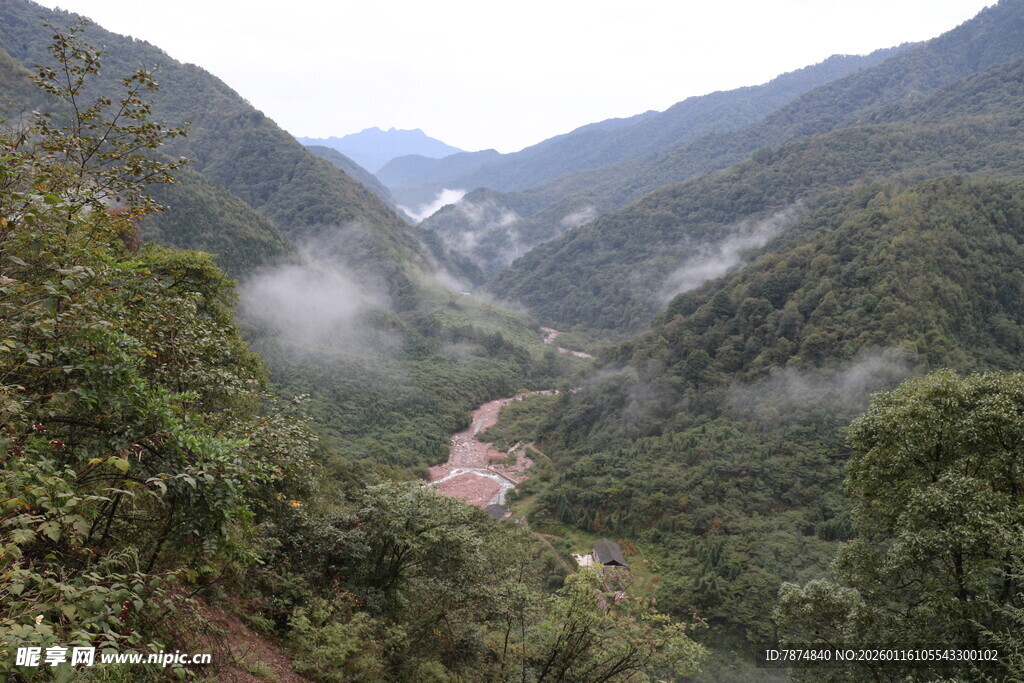 山间云雾缭绕的秀丽河谷