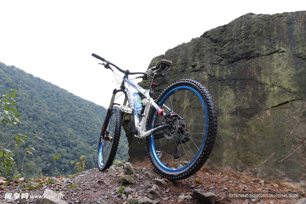 山地自行车立于山间岩石
