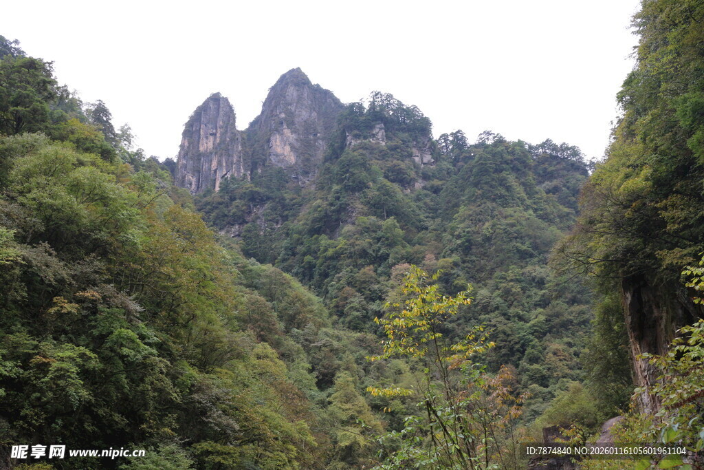 山林间的巍峨奇峰