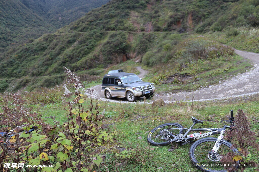 山间越野与骑行场景