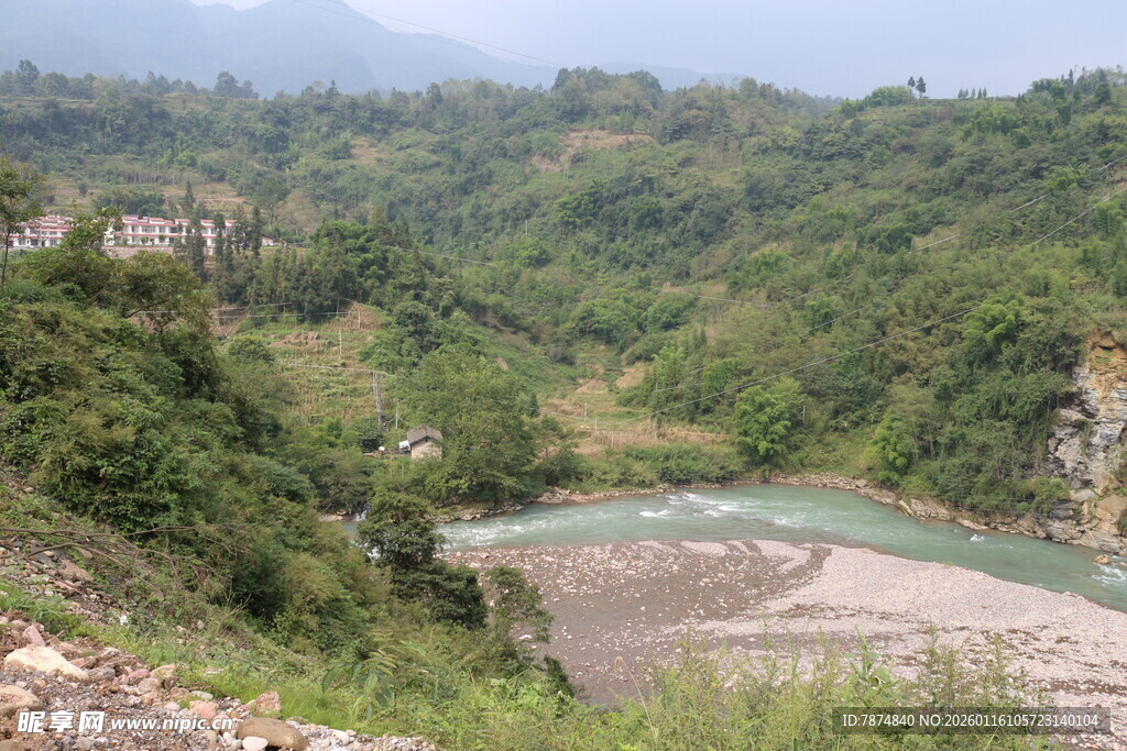 山间河流与葱郁植被景观