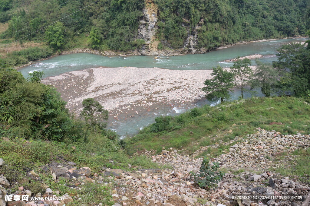 山间河流与葱郁植被景观