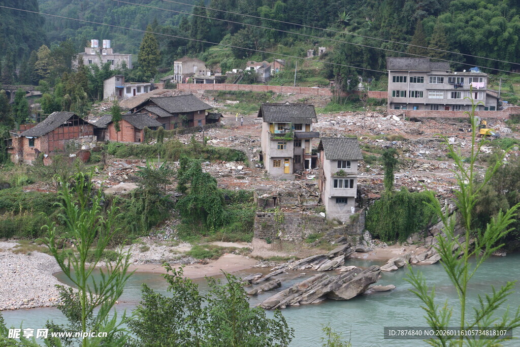 江边古朴村落景观