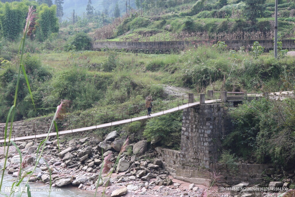 山间吊桥横跨潺潺溪流