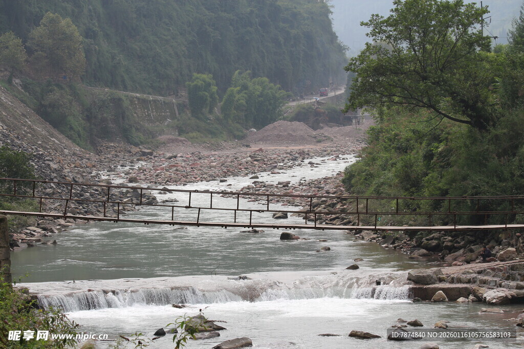 山间湍急溪流与繁茂植被