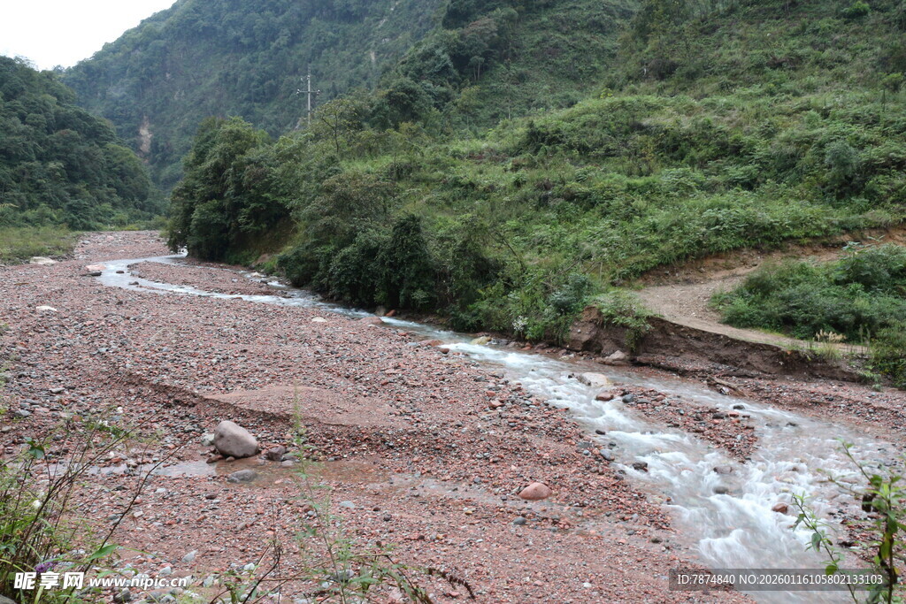山间红土溪流景观