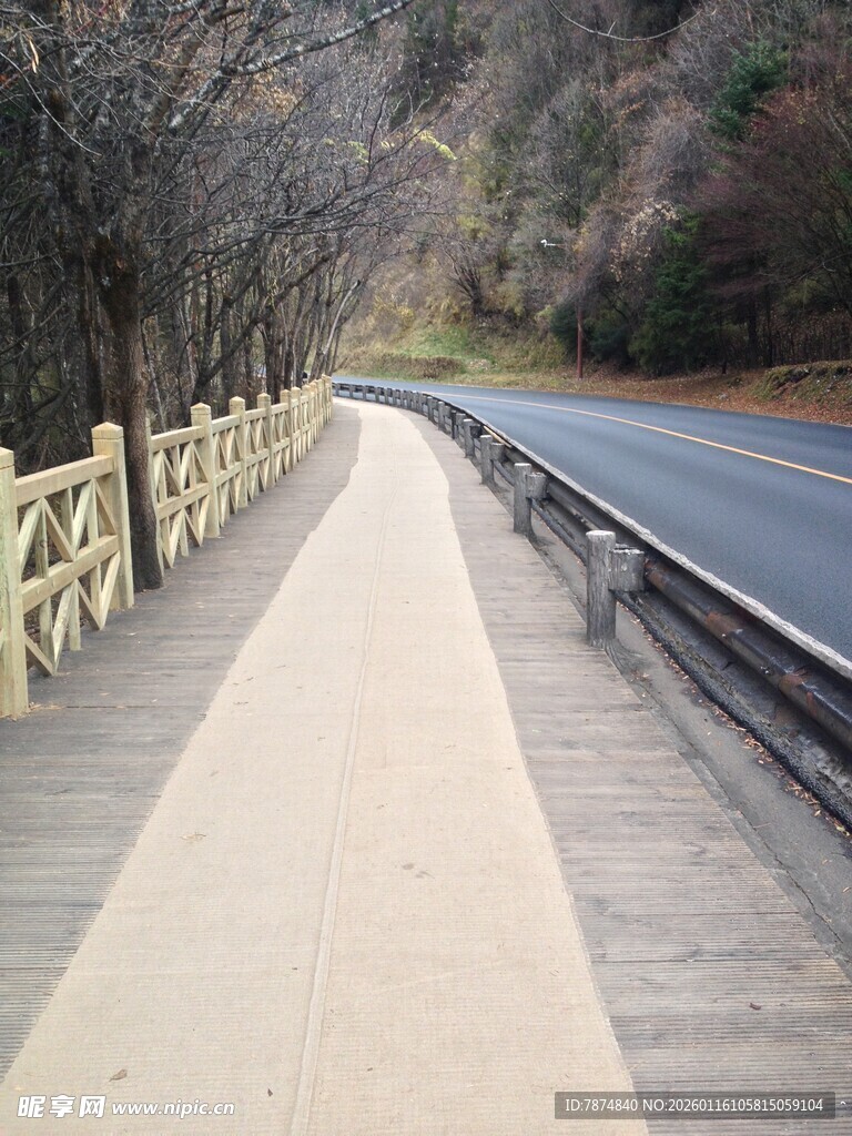 公路旁的木质步道景观