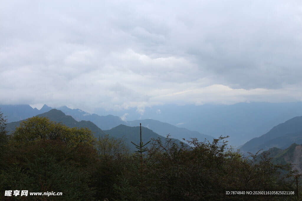 山间云雾缭绕的壮美景色