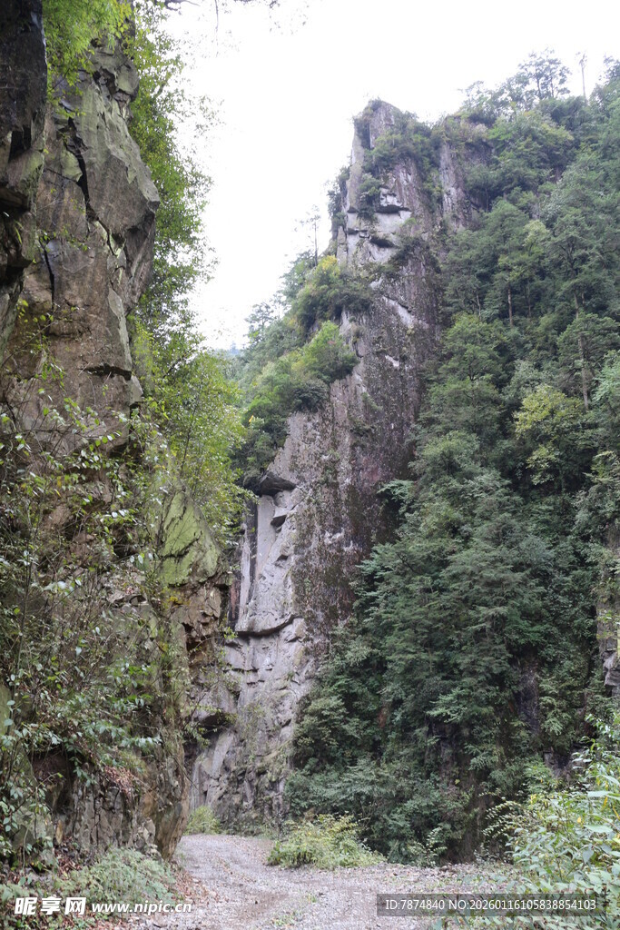 山间幽径 两侧峻峭岩壁