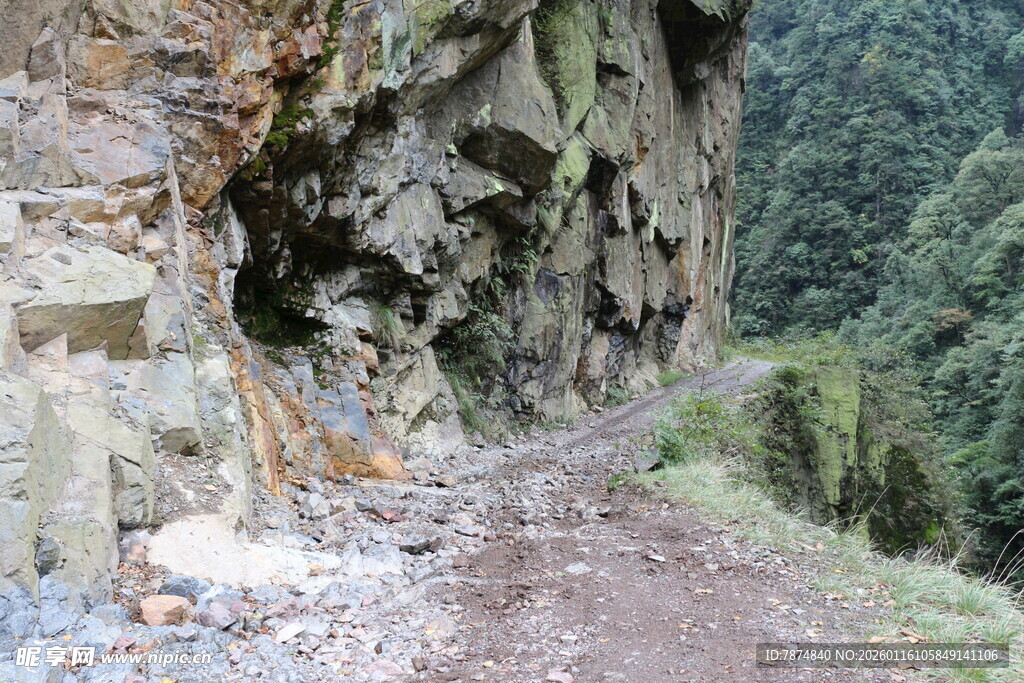山间崎岖碎石小路