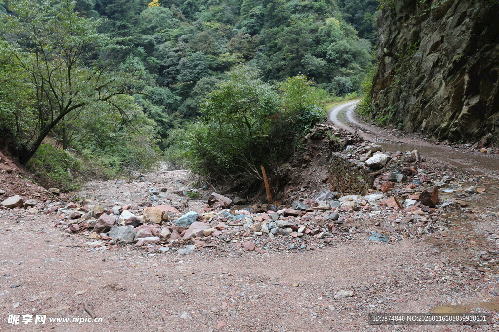山间崎岖碎石小路