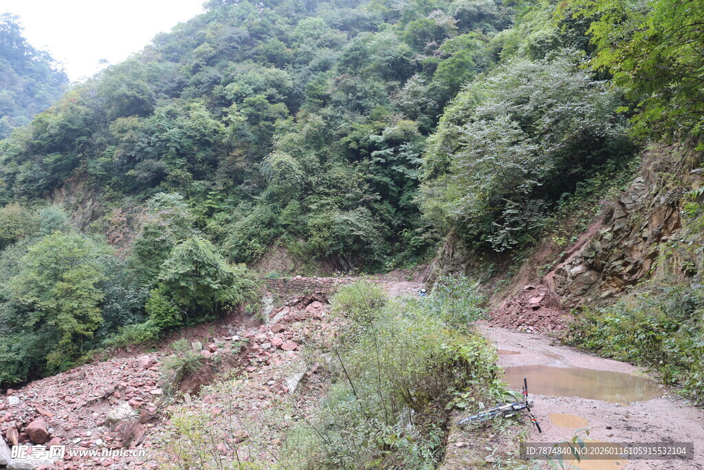 山间泥泞小路