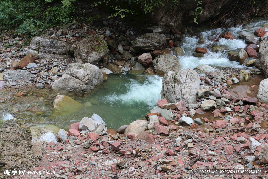 山间溪流与嶙峋岩石