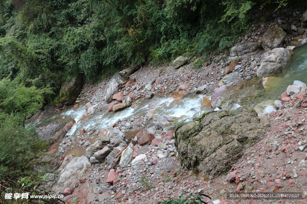 山间溪流碎石景观
