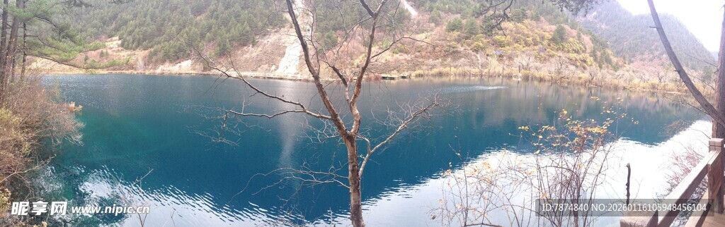 美丽湖景与周边山峦风光