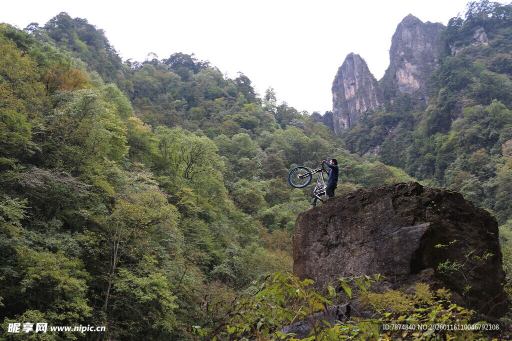 山间孤石上的徒步者