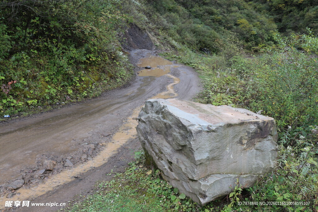 山间崎岖路旁的巨石