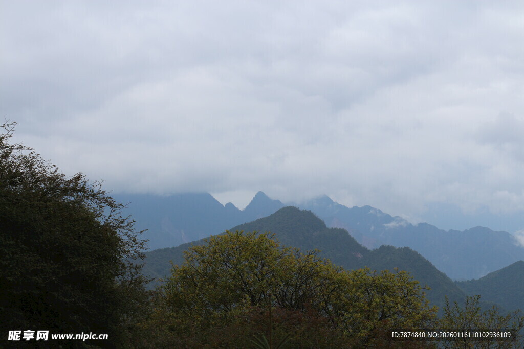 云雾缭绕的山峦景色