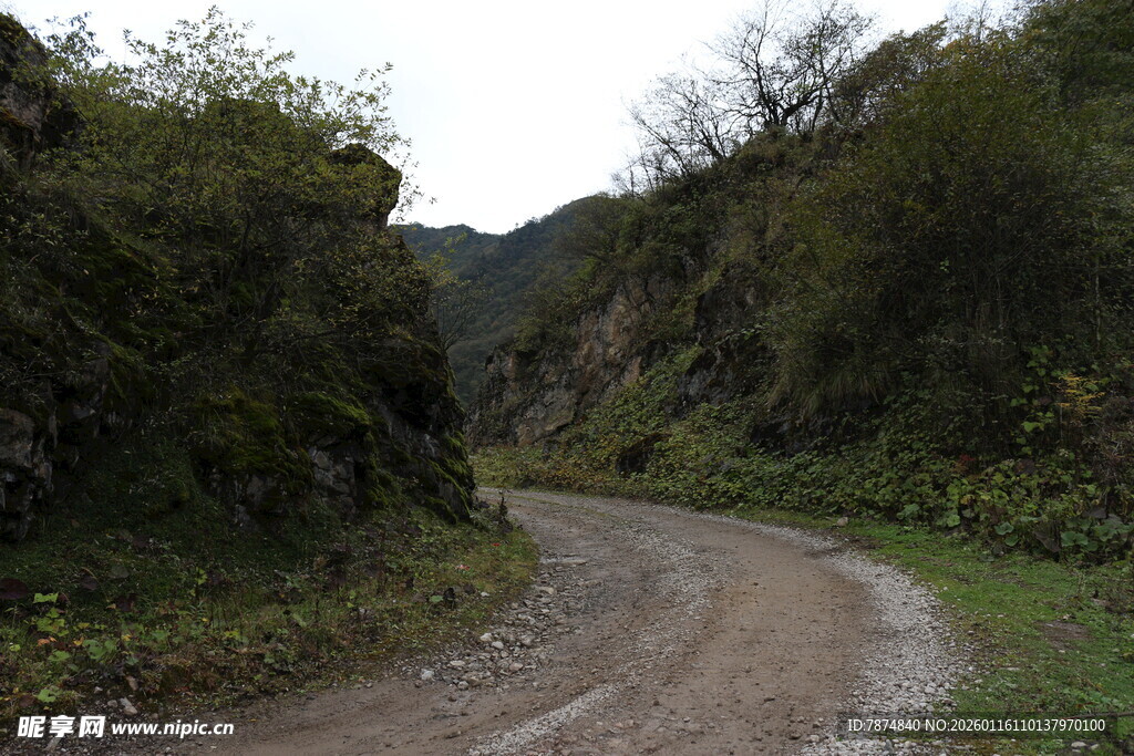 山间蜿蜒的泥土小路