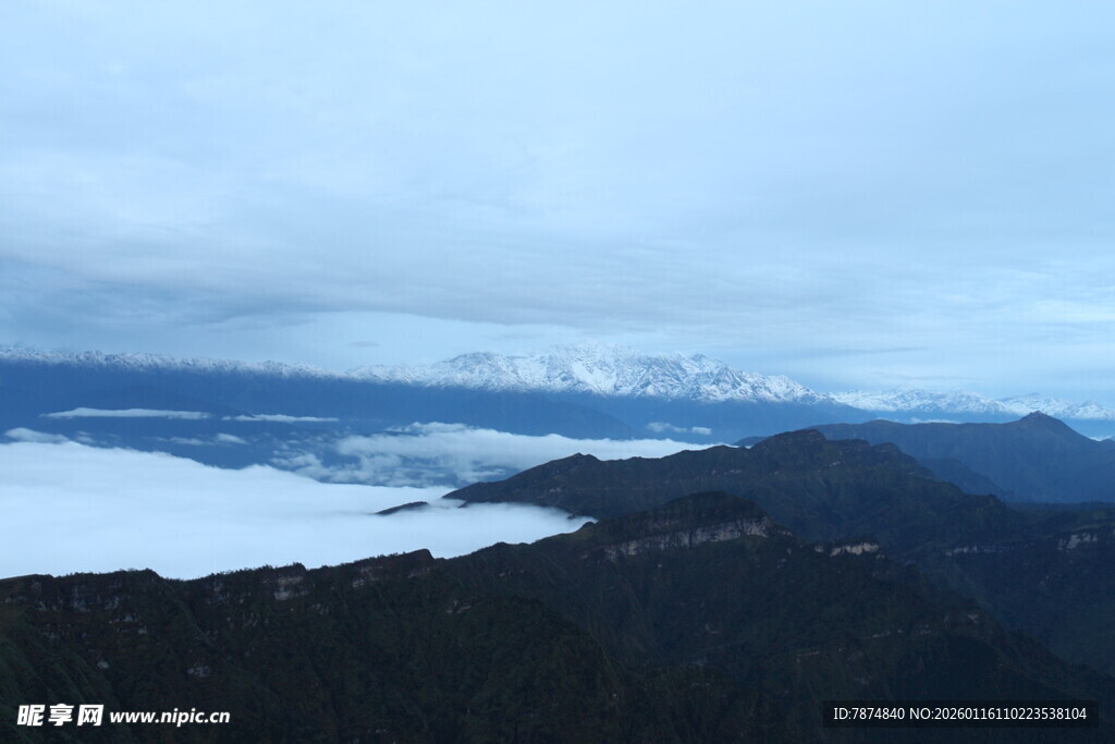 云海山峦壮丽风光
