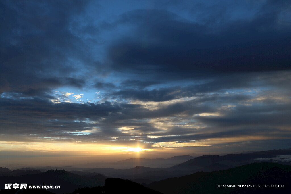 壮丽云海间的日出美景
