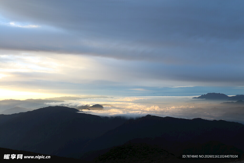 山间云海日出壮丽景观