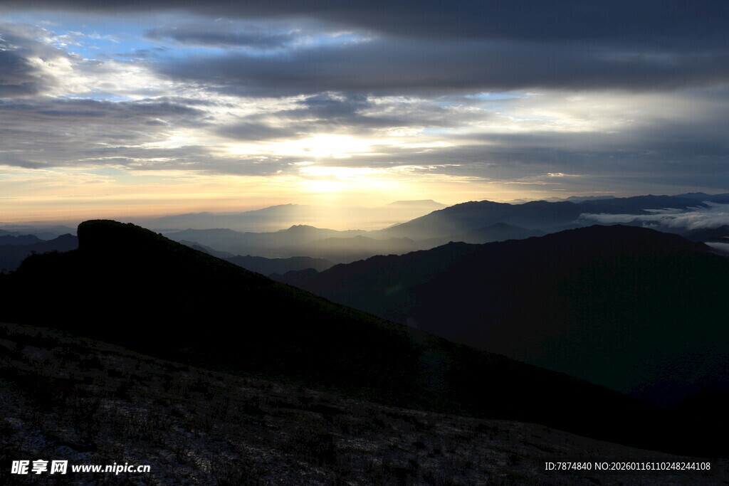 山间壮丽日出美景