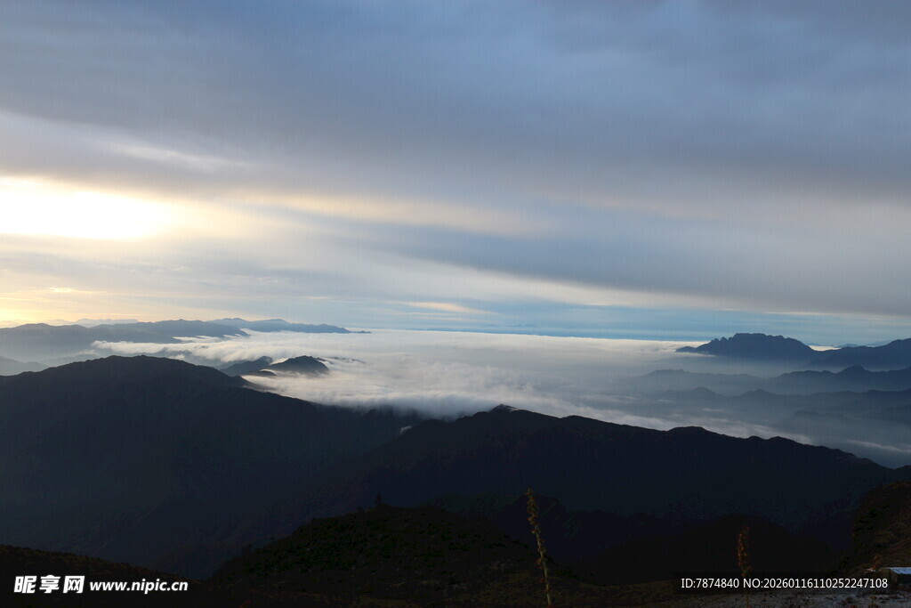 山间云海日出美景