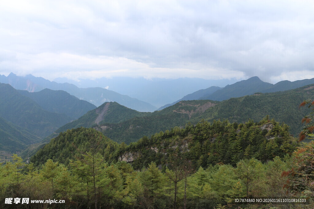 山峦叠翠间的自然美景