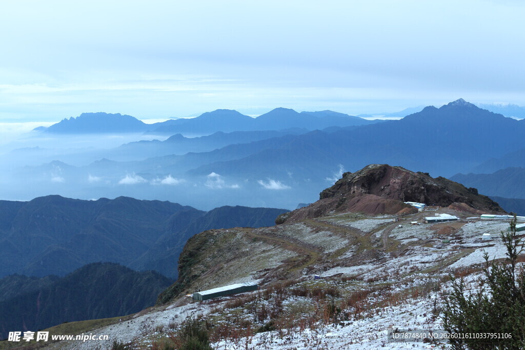 山巅云海壮丽景观