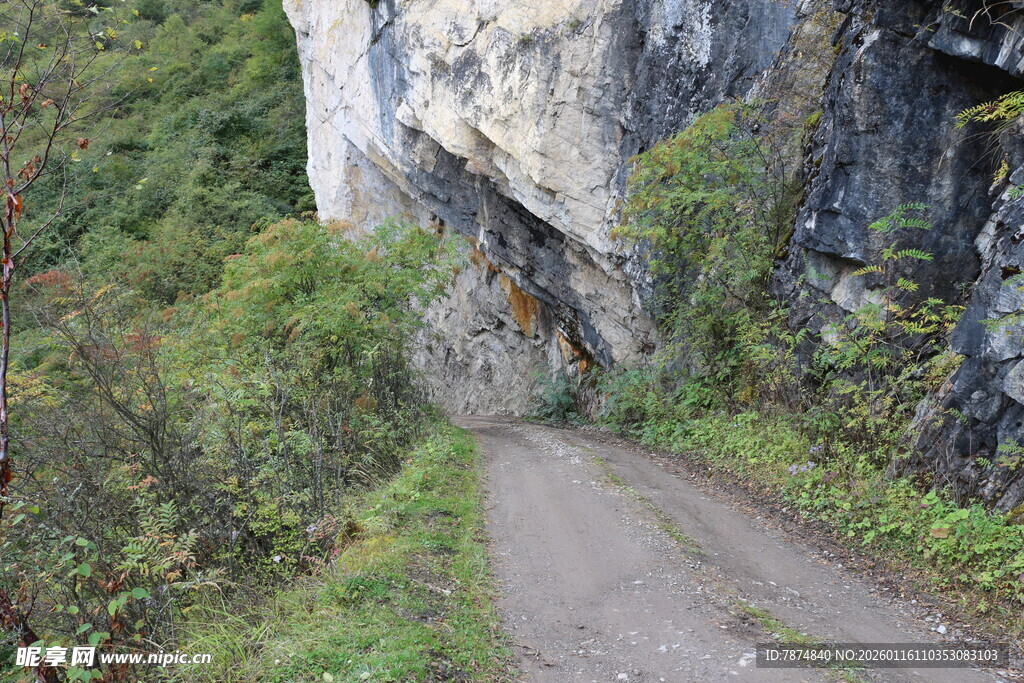山间小径旁的巍峨岩石