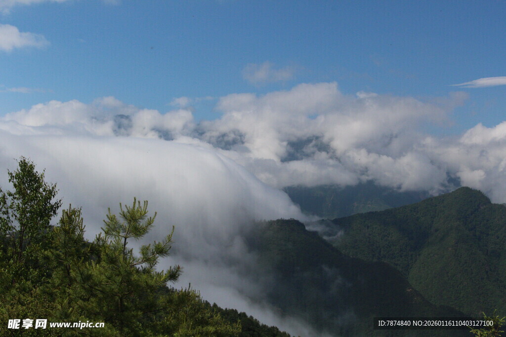 云雾缭绕的山间美景