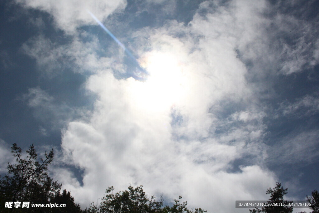 阳光穿透云层的自然美景