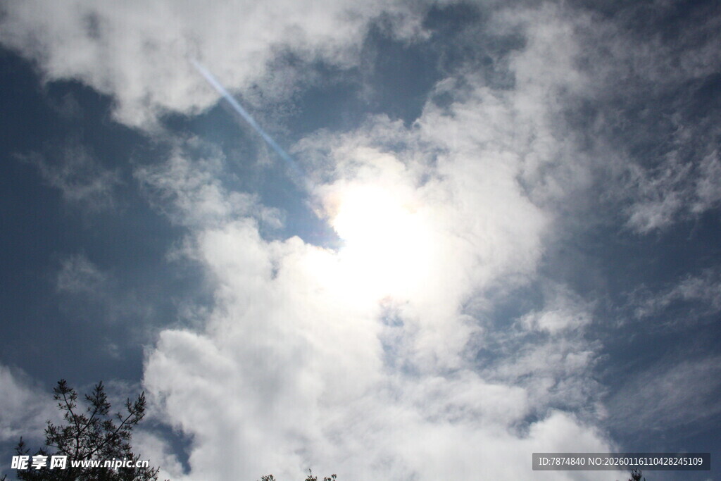 蓝天白云下的耀眼日光
