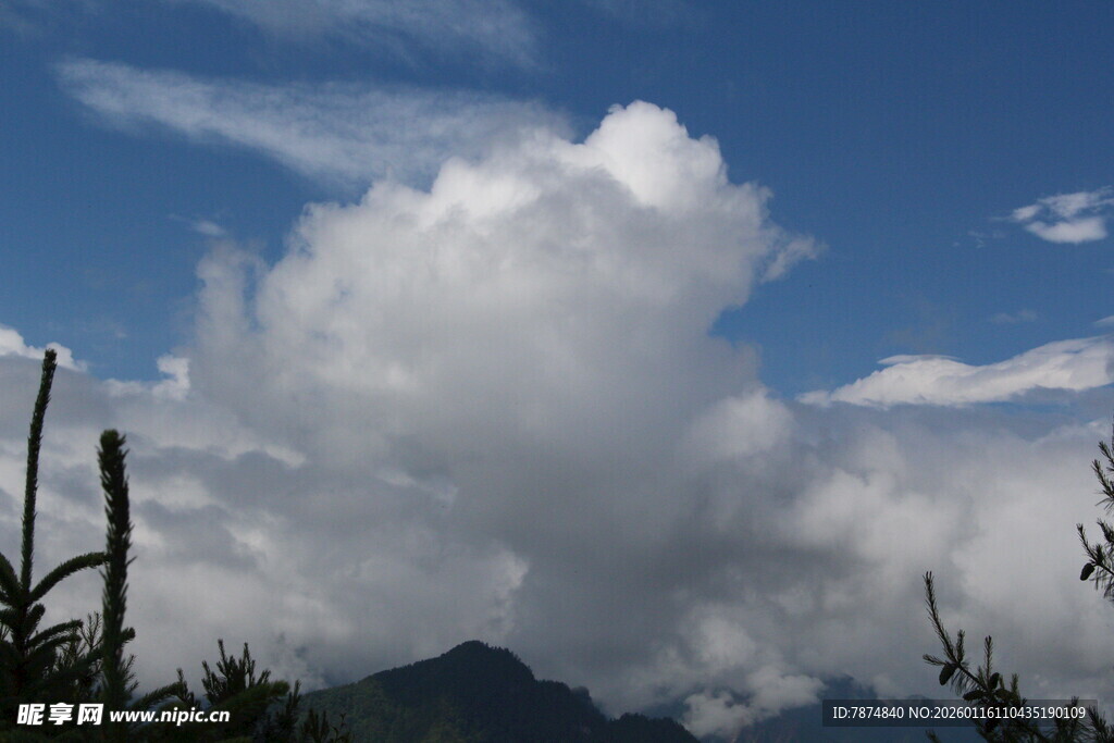 蓝天白云下的山间景致