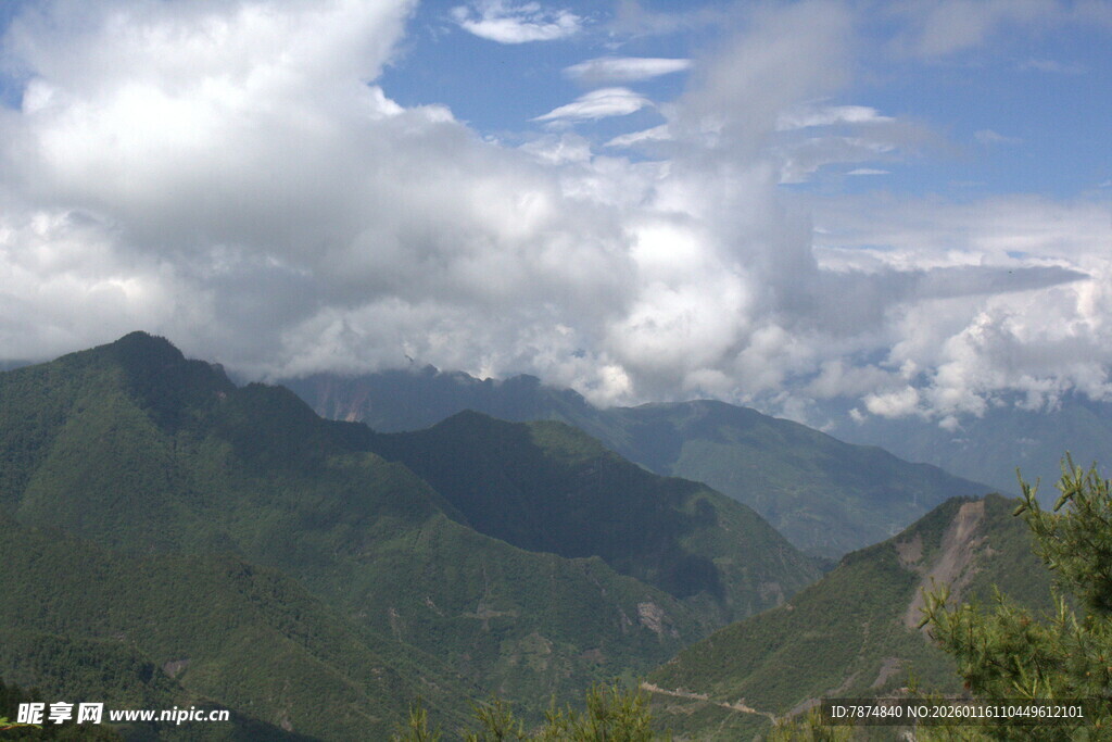 壮丽山峦与蓝天白云美景